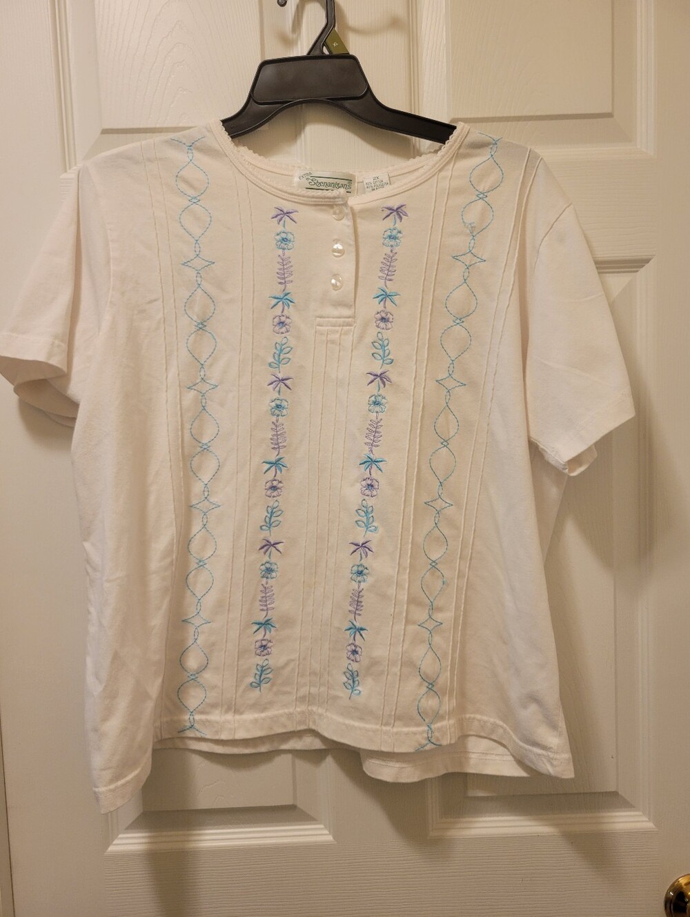 Womens Sz. 2X Top With Floral Embroidery